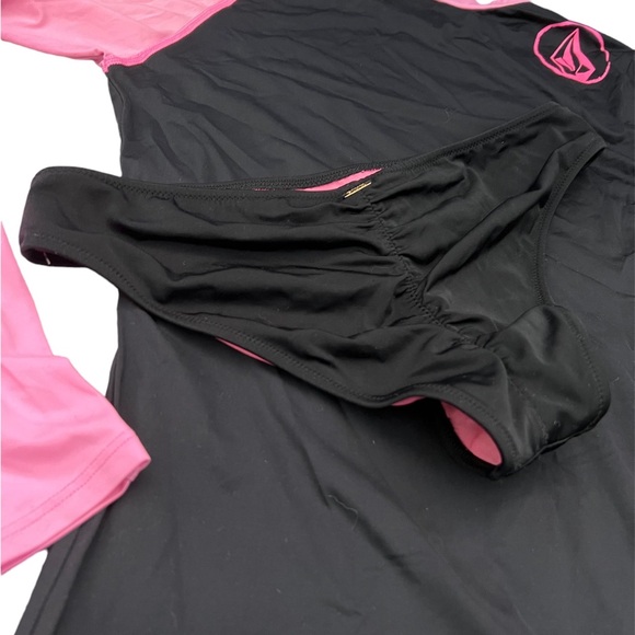 Set: Volcom Surf Shirt & PINK bikini bottoms - Picture 3 of 6